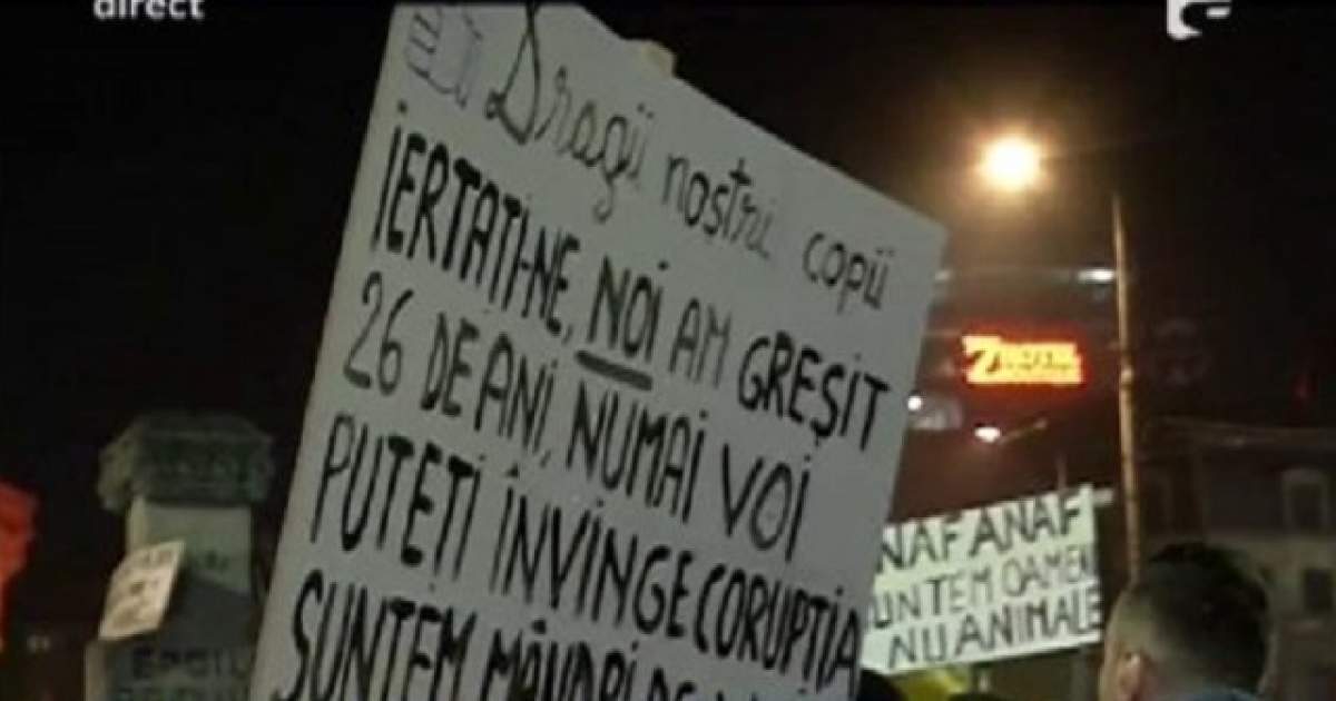 VIDEO / Rugăciuni şi lacrimi pentru victimele! Mii de români, îngenucheaţi în faţa clubului Colectiv, rostind "Tatăl Nostru"