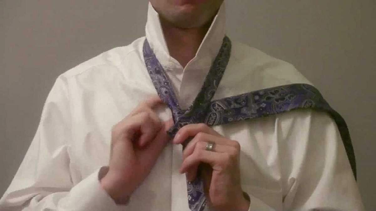 VIDEO/ ÎNTREBAREA ZILEI-JOI: Cum îți faci nod la cravată, în doar câteva secunde