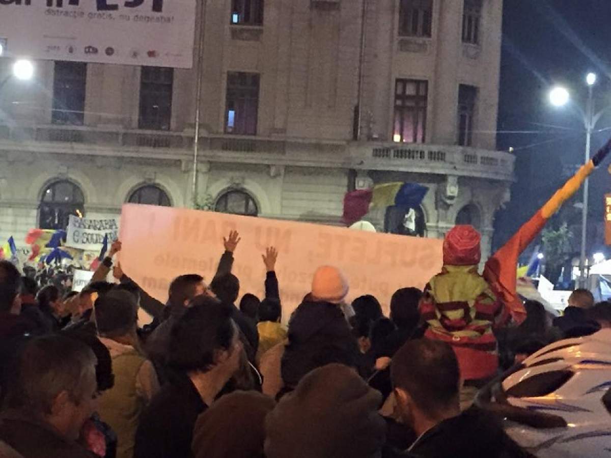 Lora, mesaj pentru fani din mijlocul mulţimii de protestatari! Ce le transmite artista fanilor ei