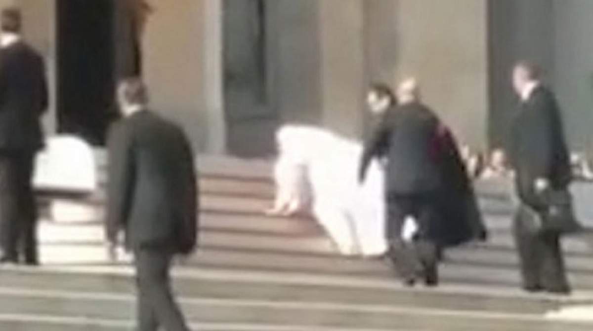 VIDEO / Na că s-a împiedicat! Papa Francisc a căzut pe scări în faţa a mii de enoriaşi adunaţi în Piaţa Sf. Petru