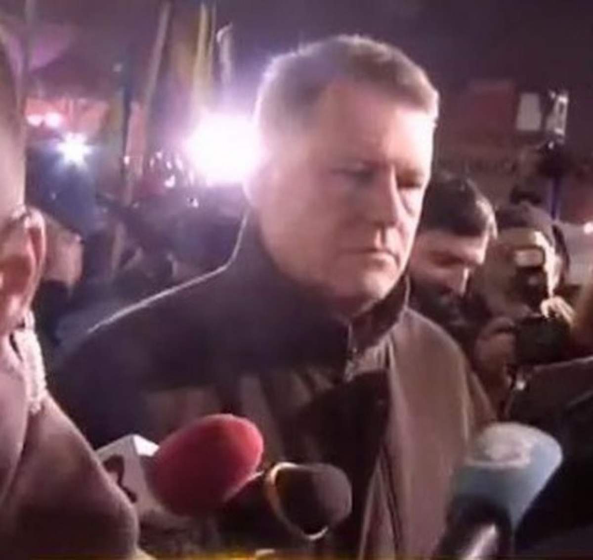 VIDEO / Preşedintele Klaus Iohannis a ajuns în Piaţa Universităţii, printre protestatari