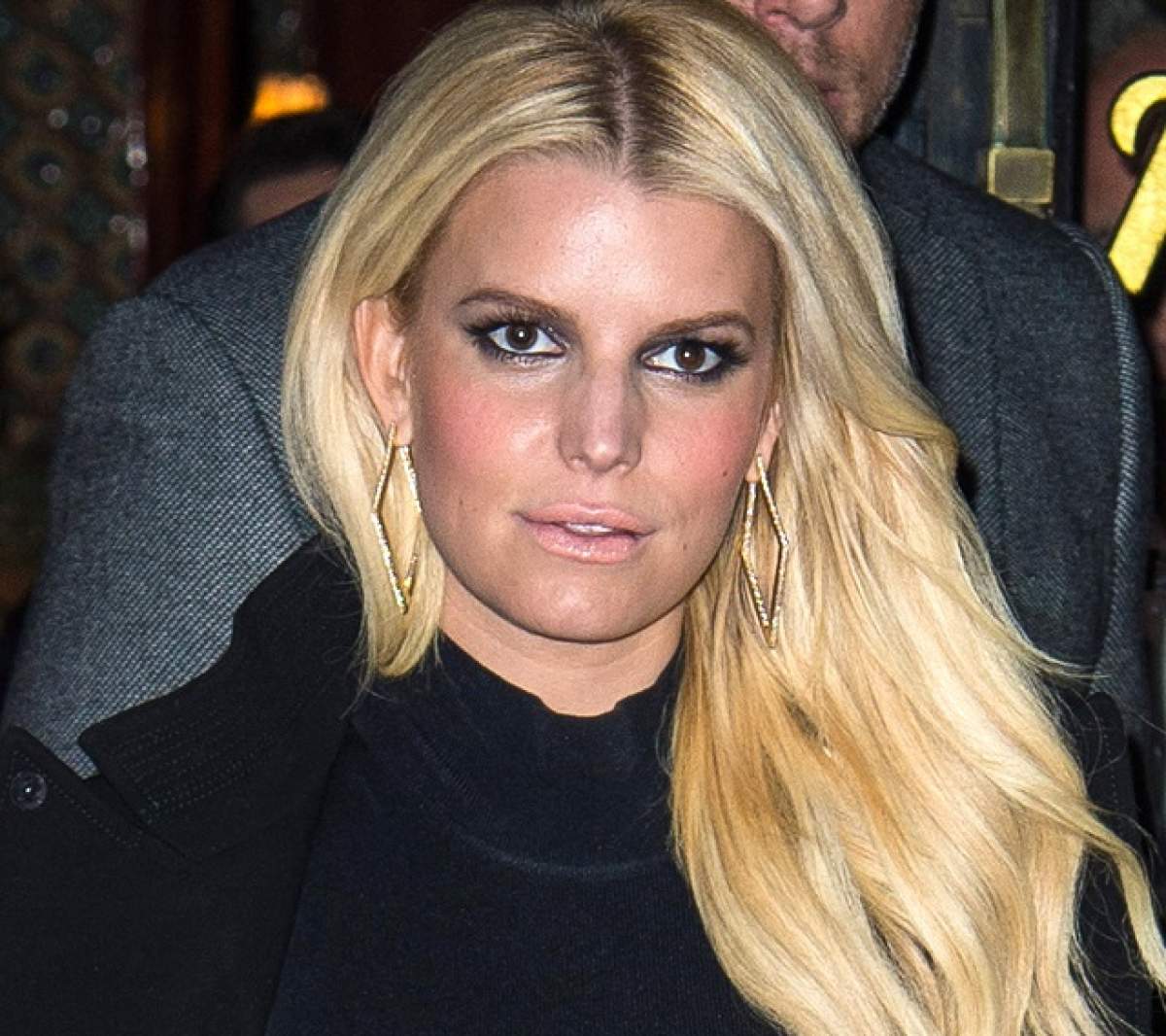 Jessica Simpson a renunţat la sutien pe covorul roşu! Sânii actriţei au întors privirile tuturor