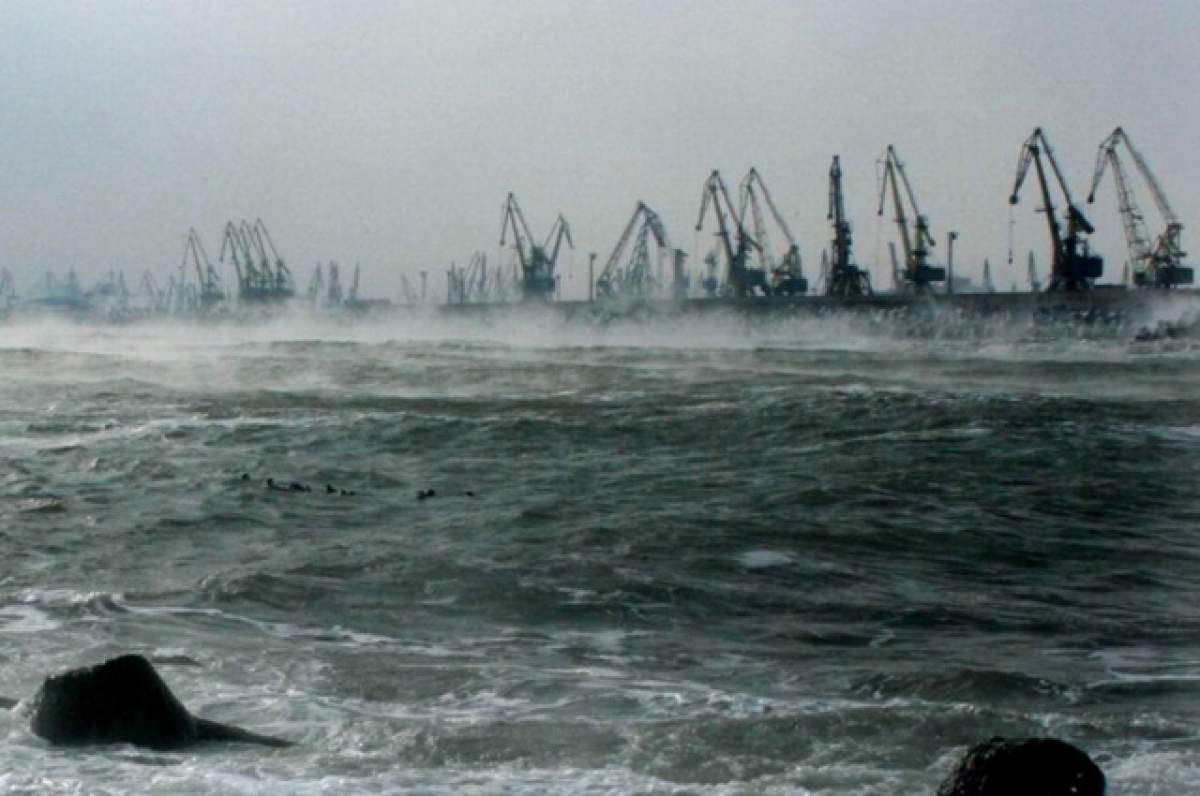 Furtuna a lovit litoralul românesc! Un port a fost deja închis!