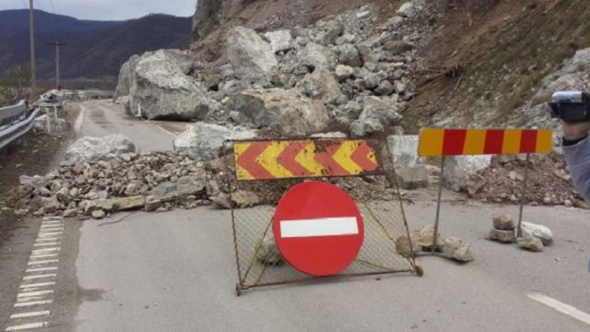 O autostradă şi mai multe drumuri naţionale au fost blocate!