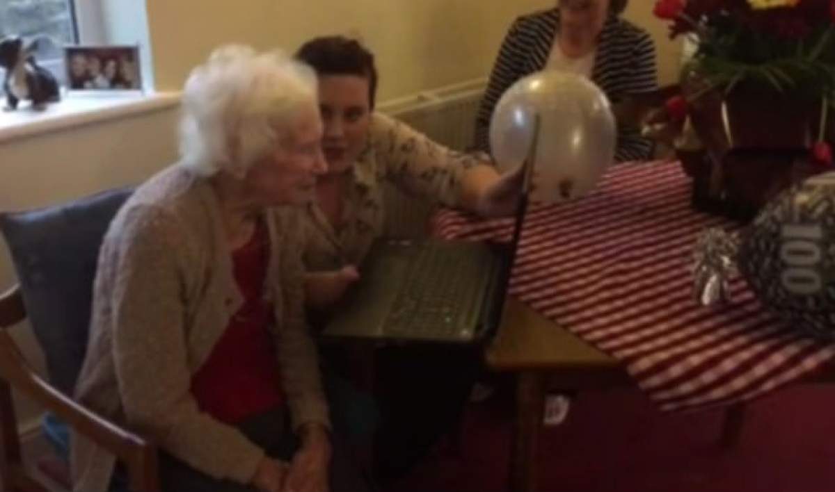 VIDEO / O femeie de 100 de ani a primit cel mai frumos cadou de la artistul ei preferat. Mesajul care a făcut-o să plângă în hohote