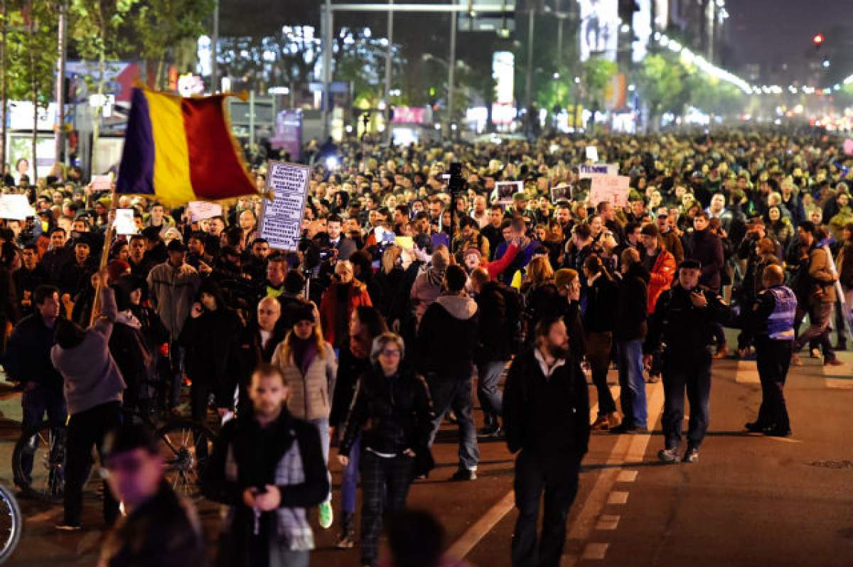 Noi INCIDENTE în Piața Universității! 200 de protestatari, care participau la un marș pentru COLECTIV, s-au îmbrâncit cu jandarmii