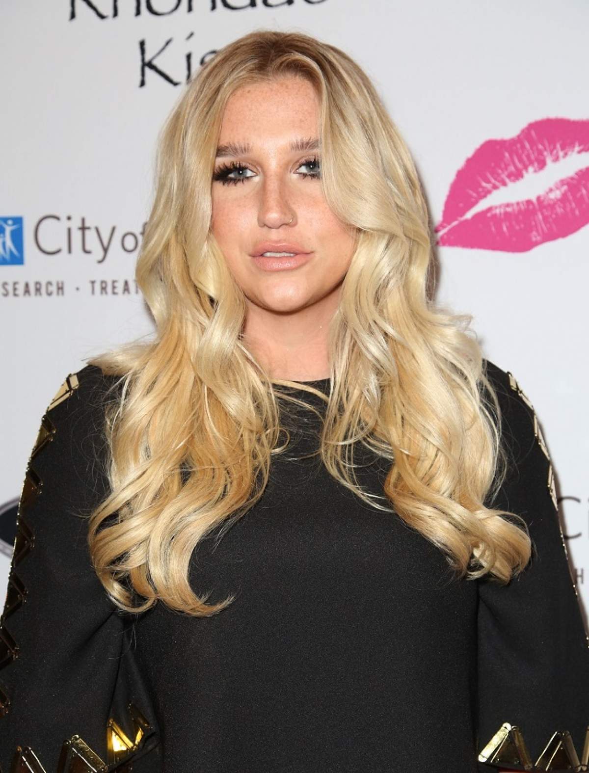 Kesha șochează din nou. Și-a revoltat fanii cu tatuajul pe care și l-a făcut pe gleznă