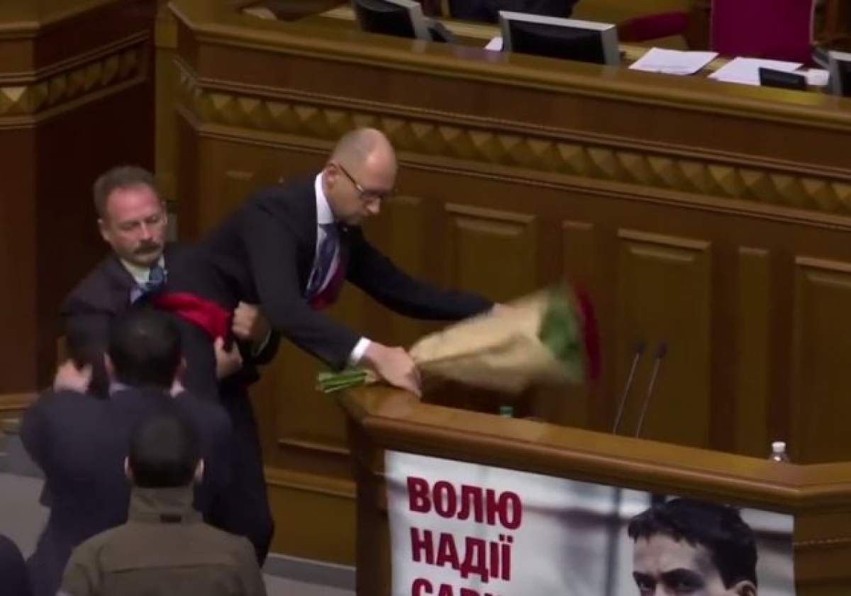 VIDEO / Imagini demne de cascadorii râsului în Parlamentul din Ucraina! Premierul, înlăturat cu forţa de un parlamentar supărat