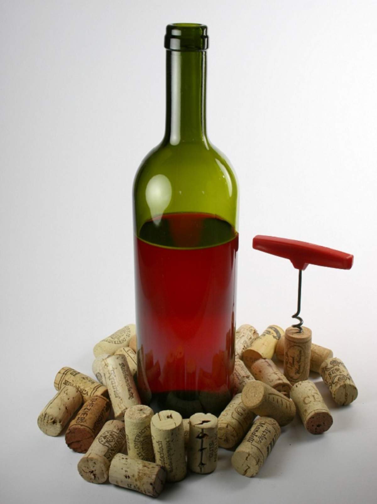 ÎNTREBAREA ZILEI - DUMINICĂ: Cum deschizi o sticlă de vin când nu ai un tirbușon? 8 trucuri care te vor face să te întrebi de ce nu le-ai încercat până acum