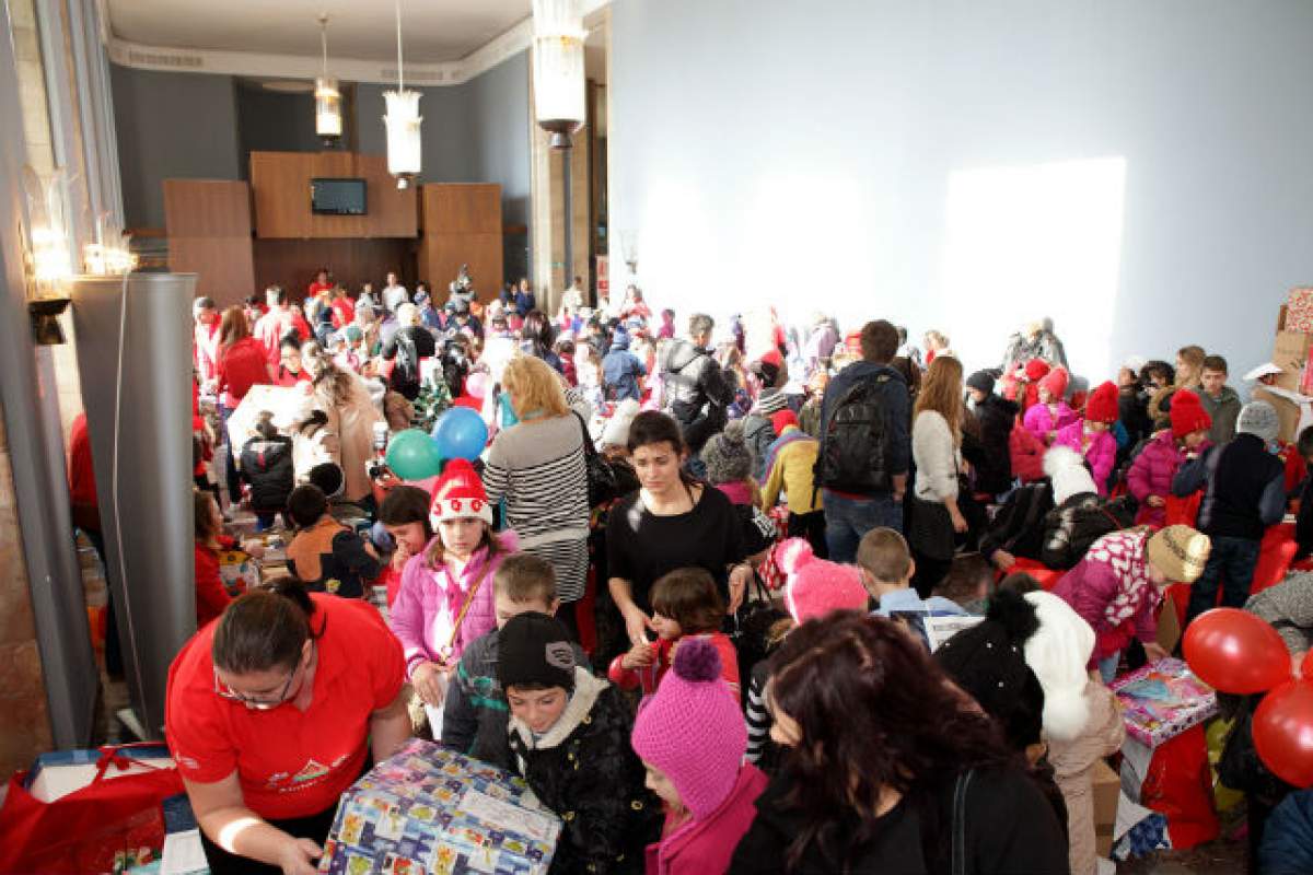 380 de copii defavorizați din toată țara au primit daruri de la Moș Crăciun