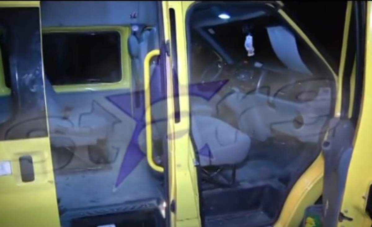 VIDEO /Şocant! Un microbuz ce efectua o cursă de la Azuga spre Ploieşti a fost atacat de patru indivizi mascaţi. Au spart geamurile şi l-au bătut pe şofer