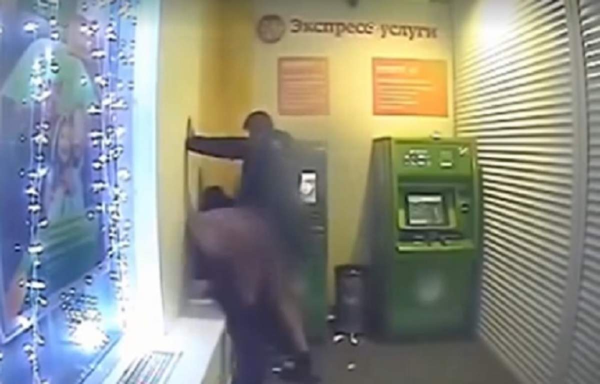 VIDEO / S-au încins şi au dat frâu liber "poftelor"! Un cuplu a fost filmat în timp ce făcea sex în bancă