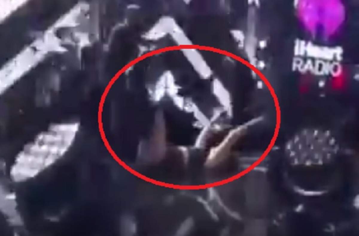 VIDEO / Demi Lovato a păţit-o! Artista a luat o căzătură epică pe scenă, în văzul tuturor