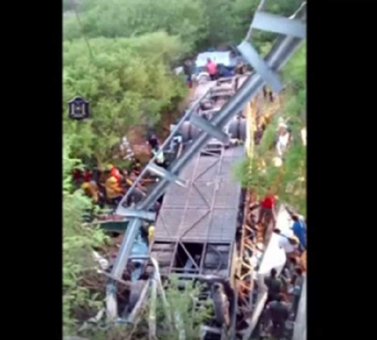 VIDEO / Imagini terifiante! Cel puţin 41 de morţi, după ce un autobuz a căzut de pe un pod