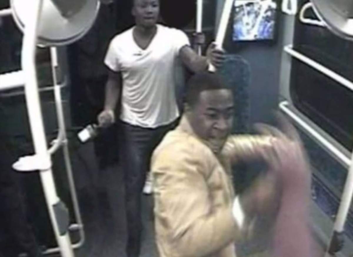 VIDEO / Imagini terifiante! Doi bărbaţi neindentificaţi atacă pasagerii dintr-un autobuz