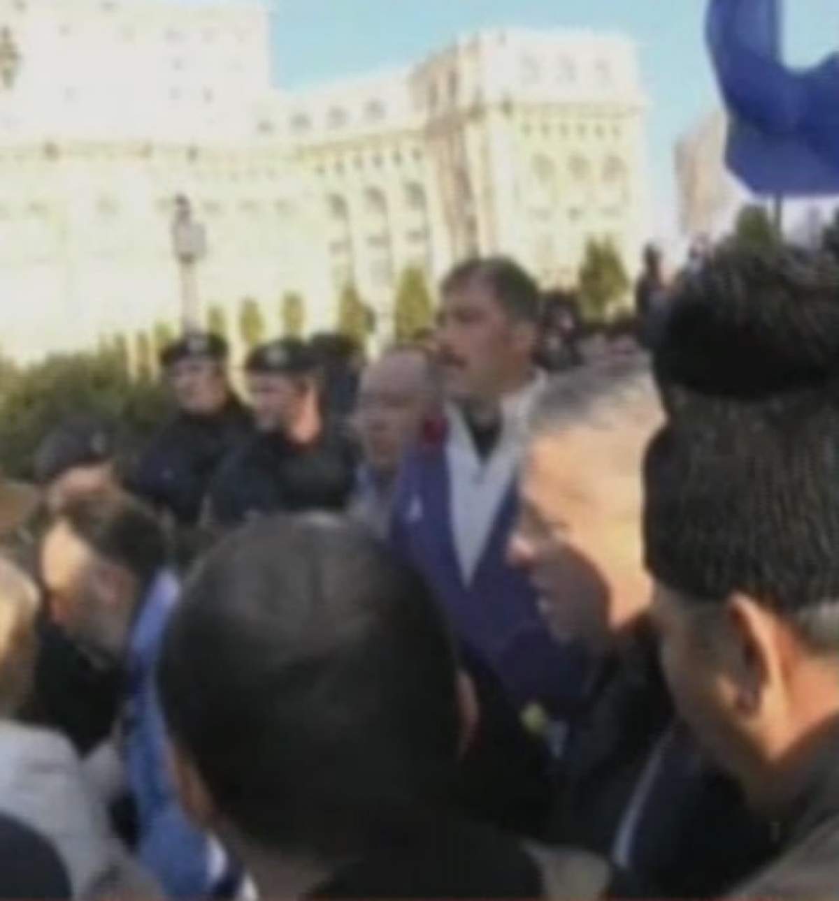 VIDEO / Proteste violente în faţa Parlamentului. Ciobanii s-au îmbrâncit cu forţele de ordine