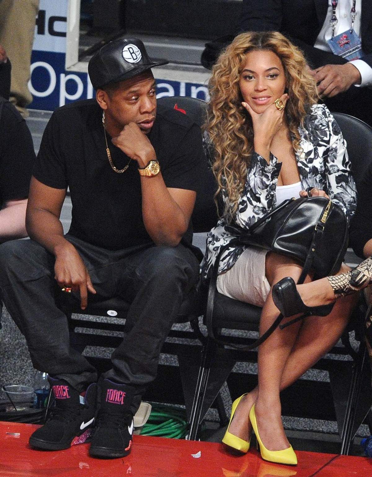 FOTO / Are sute de milioane de dolari, dar se îmbracă mai mult decât penibil. Cum a reușit Beyonce să se facă de râs la o petrecere de Crăciun