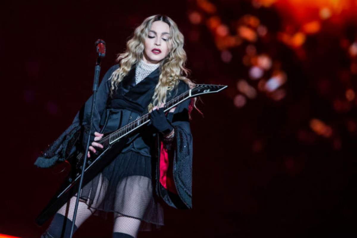 VIDEO / Huiduielile spectatorilor au scos-o din minţi! Madonna şi-a înjurat fanii ca la uşa cortului, chiar de pe scenă