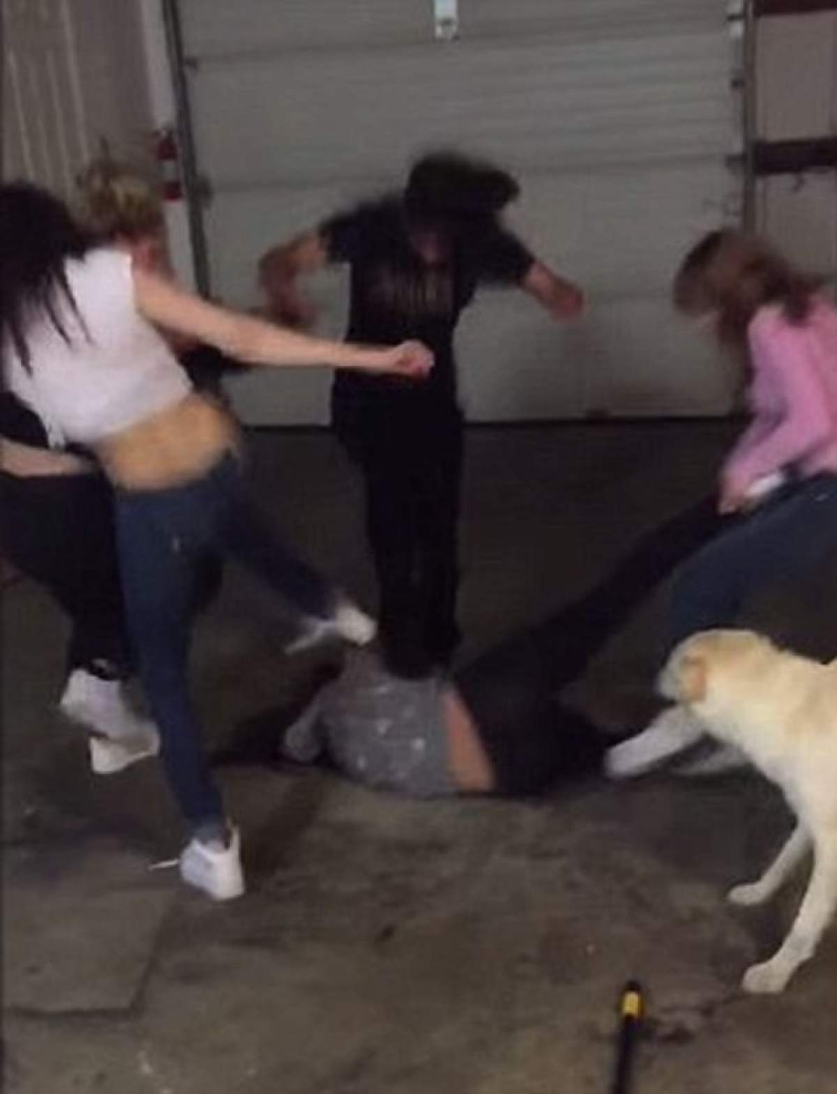 VIDEO / Şocant! Un grup de fete bat cu bestialitate o adolescentă, minute-n şir
