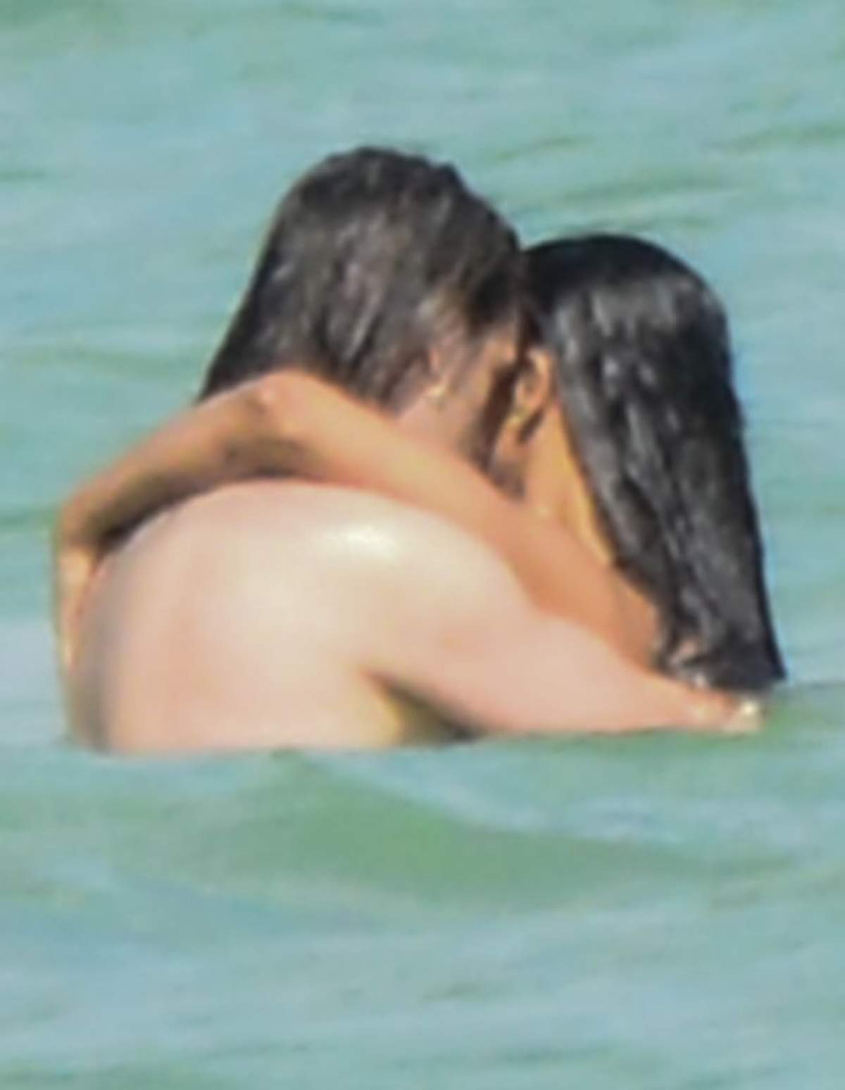 FOTO INCENDIAR / O actriţă celebră a fost fotografiată de paparazzi în timp ce îşi făcea de cap cu soţul ei în apele calde ale oceanului