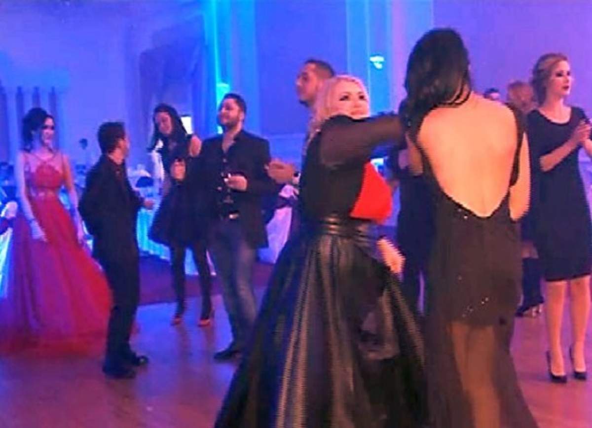 VIDEO / Carmen Minune şi Fulgi de la Clejani s-au întrecut în majorate! Vedetele au dansat pe mese la petrecerile anului 2015