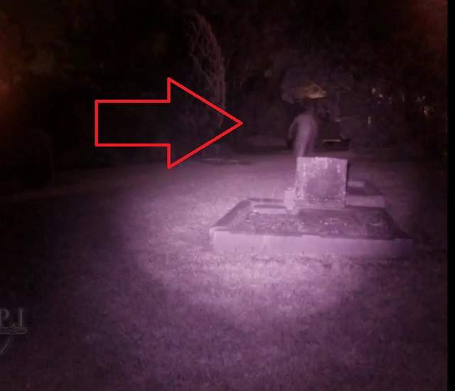 VIDEO / Se auzeau sunete ciudate din cimitir, aşa că au pus camere de filmat. Au rămas cu gurile căscate atunci când s-au uitat pe imagini