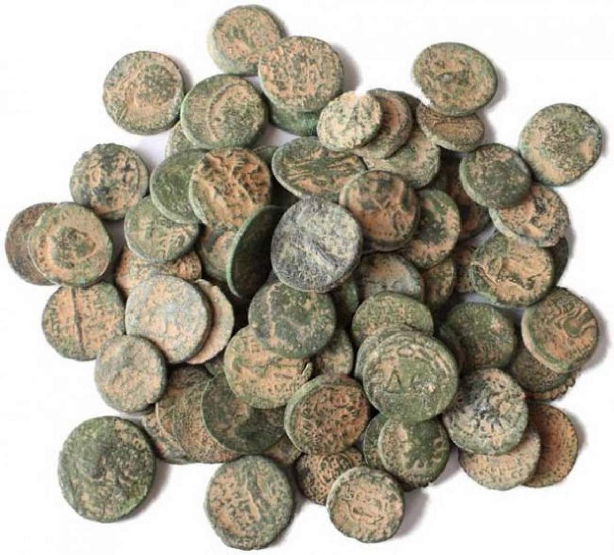 Peste 700 de monede antice recuperate de la traficanţii de antichităţi după mai multe percheziţii în şase judeţe şi în Bucureşti