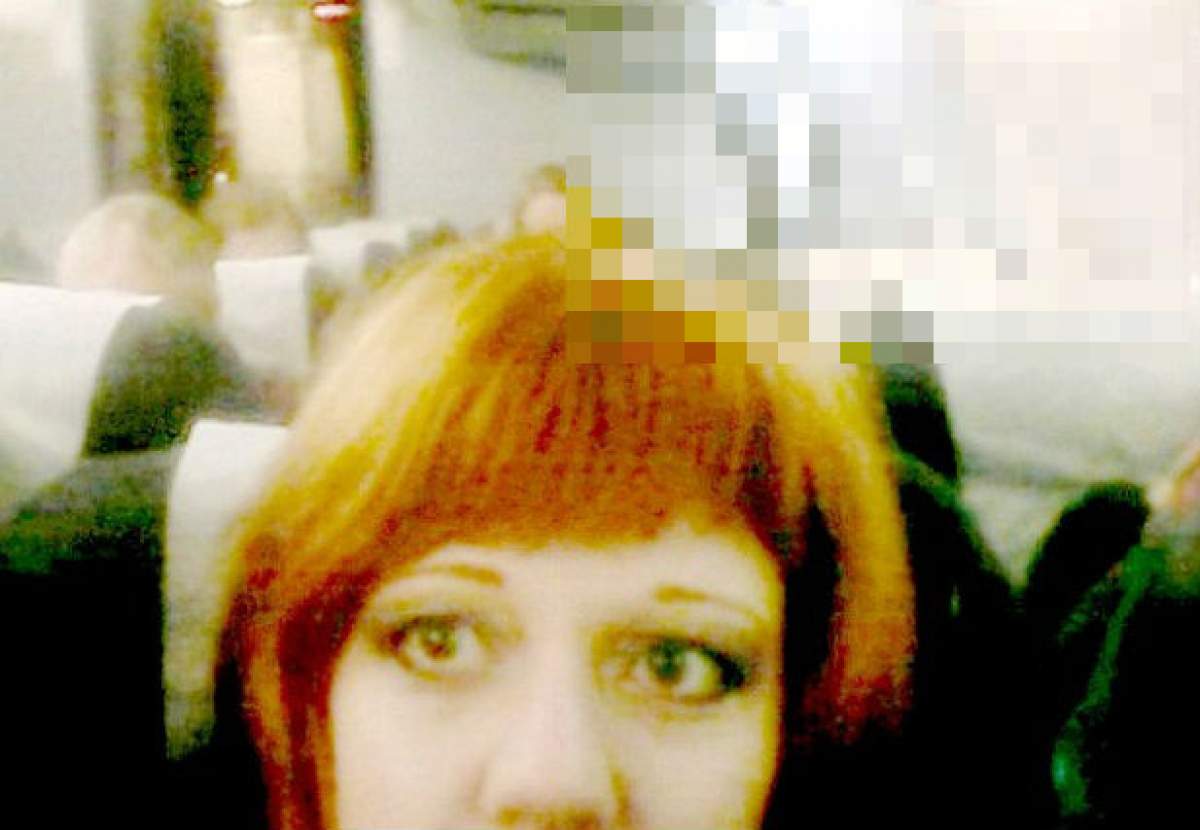 Este oare cea mai BIZARĂ fotografie din lume? Detaliul TERIFIENT pe care l-a observat o femeie după ce şi-a făcut un selfie într-un avion