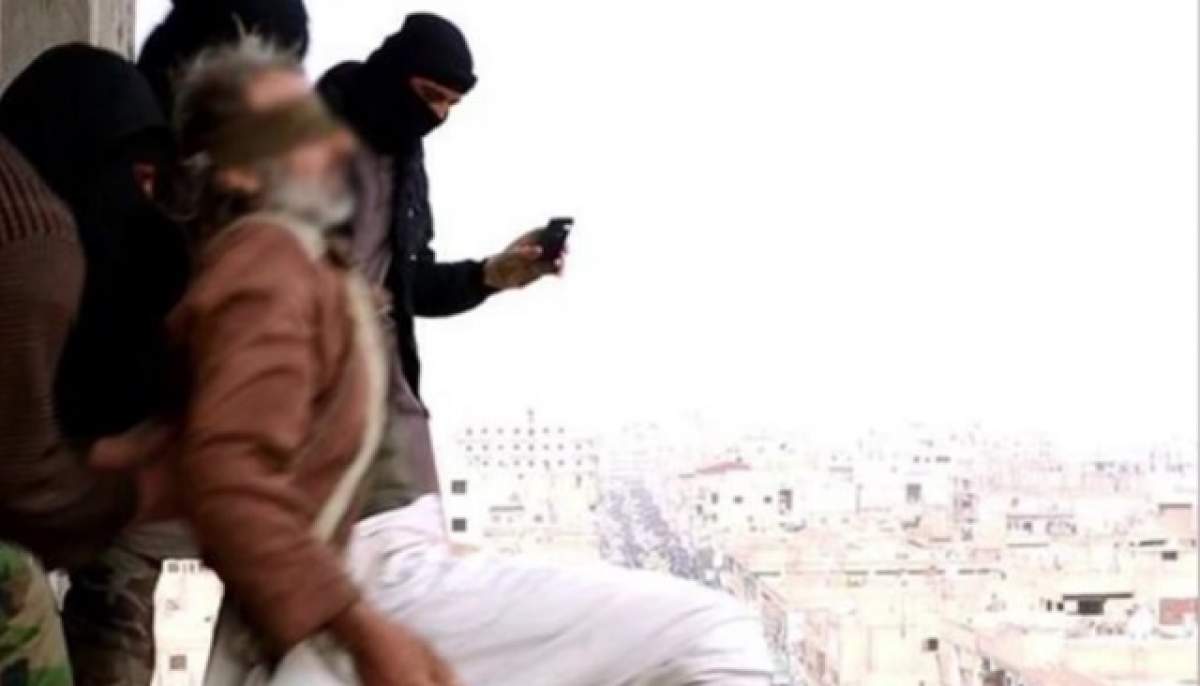 VIDEO / Imaginile ororii! Membrii ISIS au legat doi gay şi i-au aruncat de pe o clădire