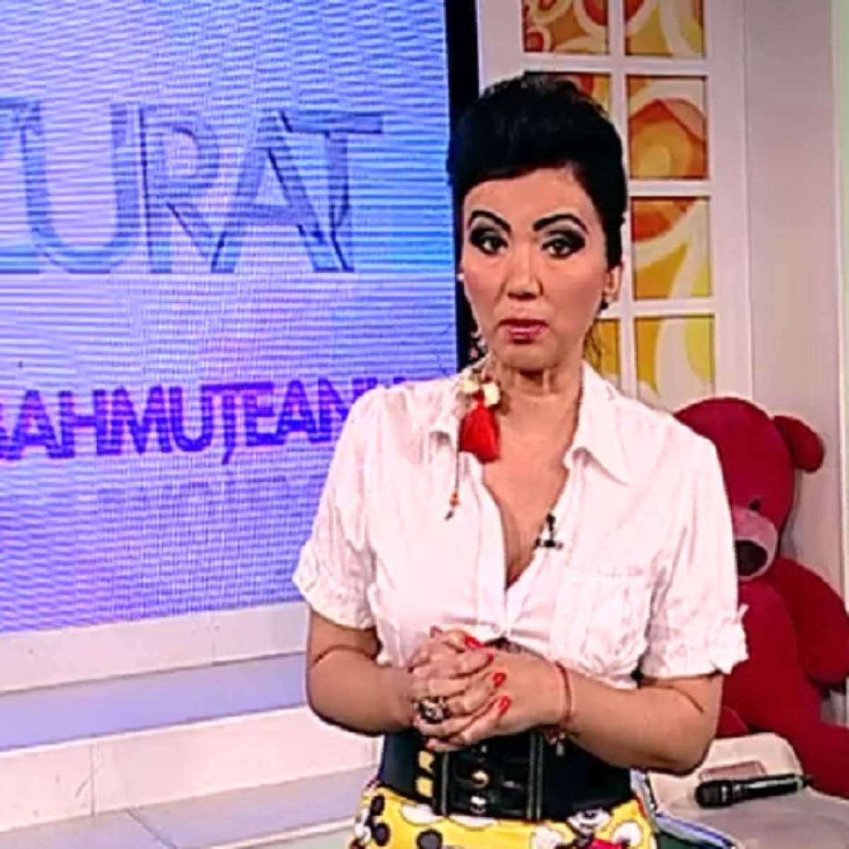 Adriana Bahmuţeanu, cu sânii la vedere în emisiune! Vedeta TV a purtat o cămaşă care i-a lăsat la vedere sutienul "bogat"