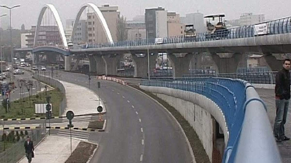 Un bărbat s-a urcat pe Podul Basarab şi ameninţă că se sinucide!