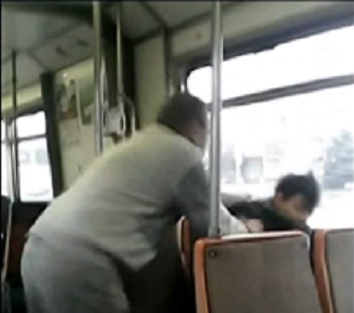 VIDEO / Scene șocante filmate într-un tramvai. Vatmanul a sărit să bată un călător