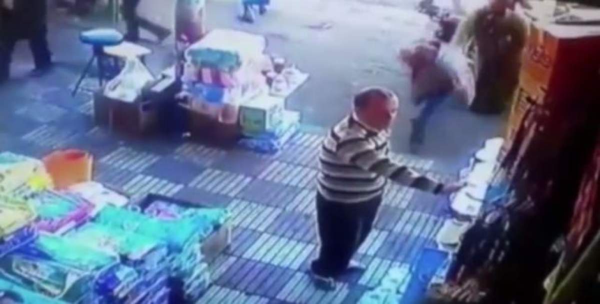VIDEO / Imaginile care au şocant internetul! O femeie bate un bărbat în plină stradă!