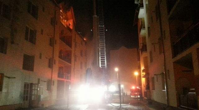 Clipe de groază! Incendiu puternic. Peste de 100 de locatari ai unui bloc au fost evacuaţi