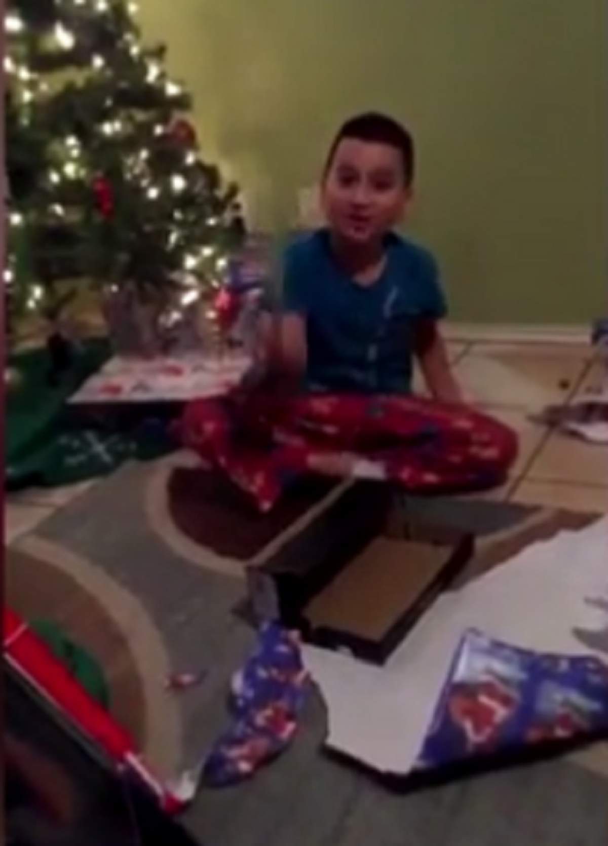 VIDEO / Reacţia isterică a unui băiat când a văzut că Moş Crăciun nu i-a adus cadoul pe care l-a vrut