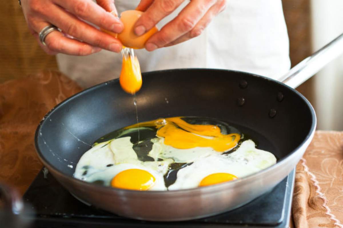 ÎNTREBAREA ZILEI - DUMINICĂ: Care este cea mai frecventă greşeală pe care o facem atunci când prăjim ouă?