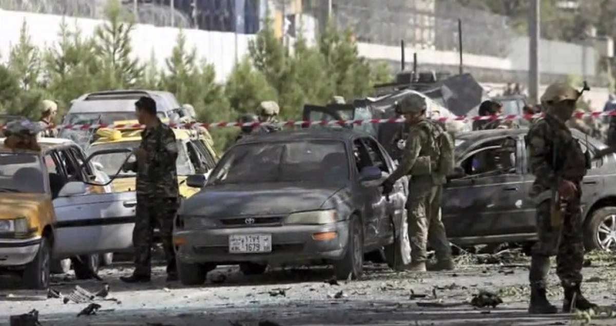 VIDEO / ATAC sinucigaş în apropierea aeroportului din Kabul! AU MURIT mai multe persoane