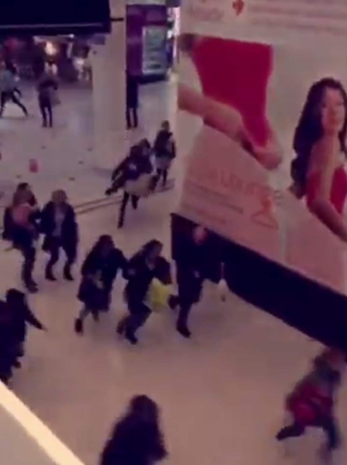 VIDEO / Panică într-un mall din Londra! Sute de cumpărători au luat-o la goană, speriaţi de moarte de un adolescent înarmat
