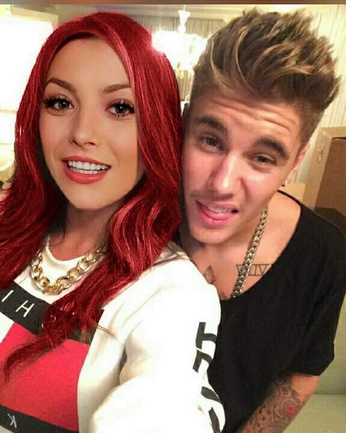 Justin Bieber, dat pe spate de Elena Gheorghe! Cum au ajuns în aceeaşi fotografie?