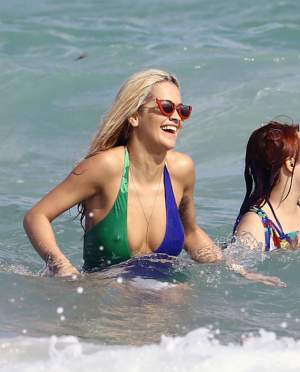 VIDEO / Rita Ora a ridicat nivelul Oceanului. A făcut show pe plajă, iar bărbaţii şi-au luat cu greu ochii de la trupul ei