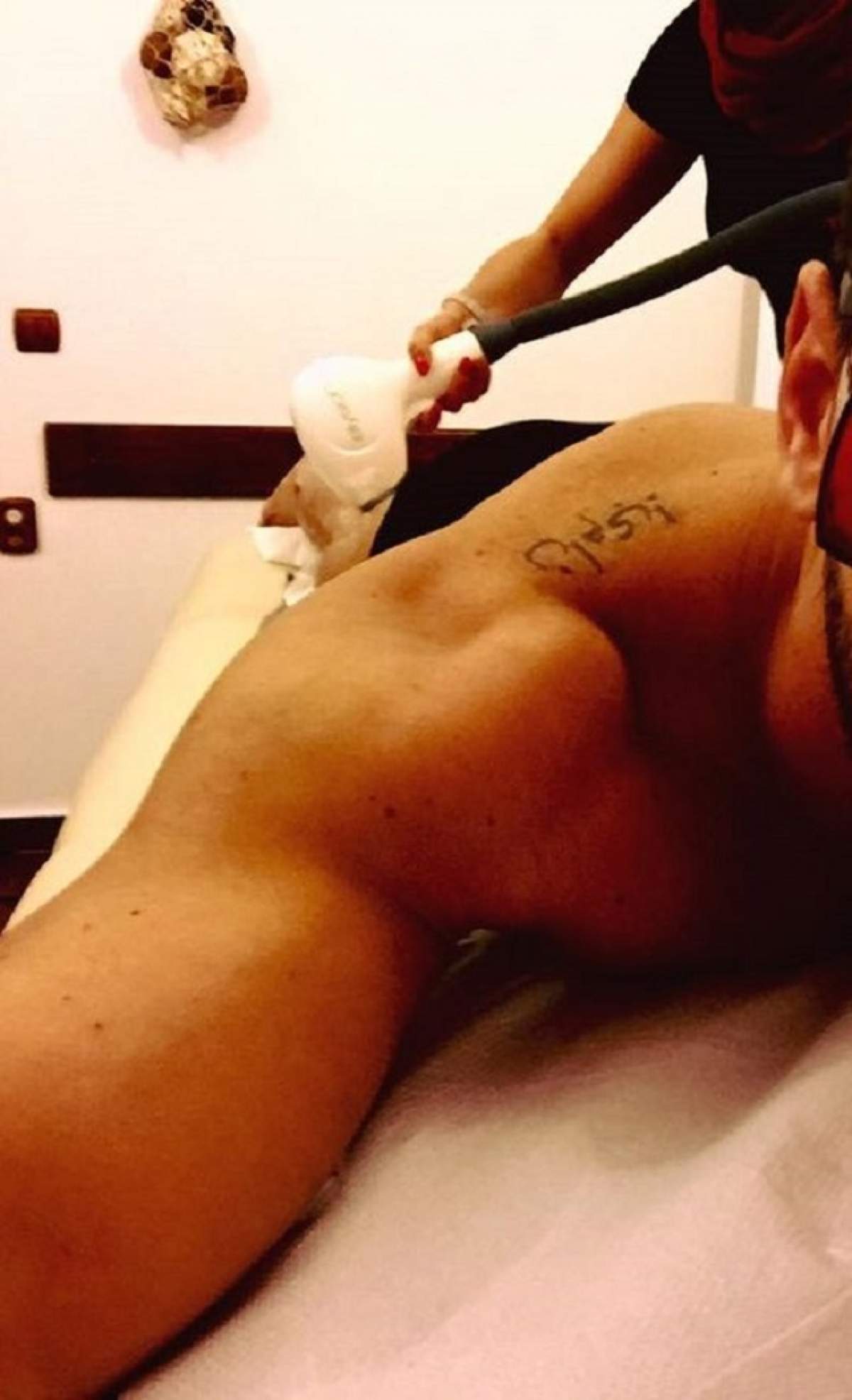 Un cântăreţ de la noi s-a fotografiat AŞA, iar fanii au fost uluiţi: "Te epilezi pe fund?"