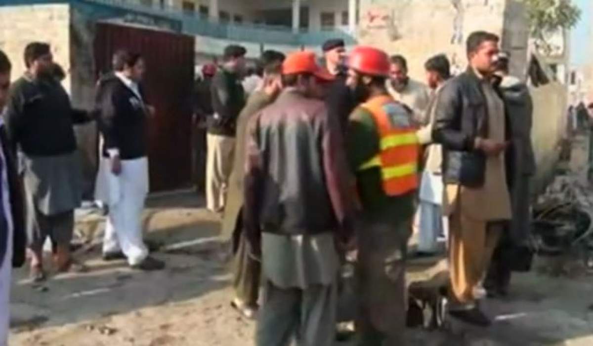 VIDEO / ULTIMĂ ORĂ! A avut loc un nou atentat sinucigaş produs de un motociclist kamikaze în Pakistan! Peste 20 de oameni au murit