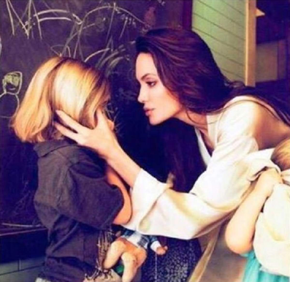 Angelina Jolie a fost apelată de educatoarea fiicei sale! Actriţa a pus mâna imediat pe telefon şi a sunat copila. Ce a aflat te va lăsa fără cuvinte