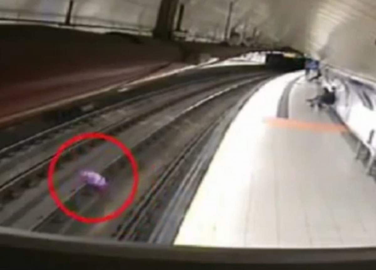 VIDEO / Un balon a ajuns pe şinele metroului. Ce a urmat i-a îngrozit pe toţi călătorii