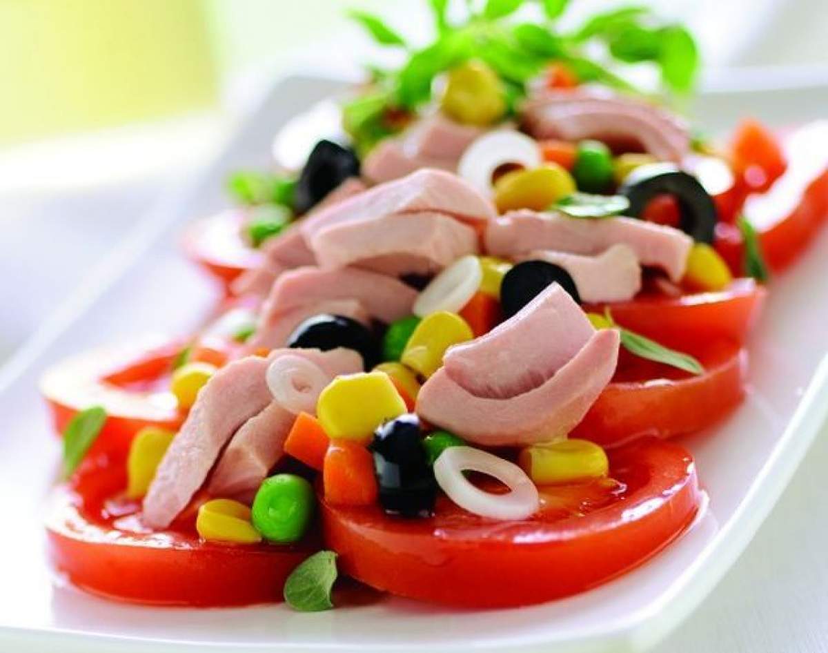 REŢETA ZILEI - MIERCURI: Salată mediteraneană cu ton şi un ingredient SURPRIZĂ care te va ajuta să te simţi bine de Revelion
