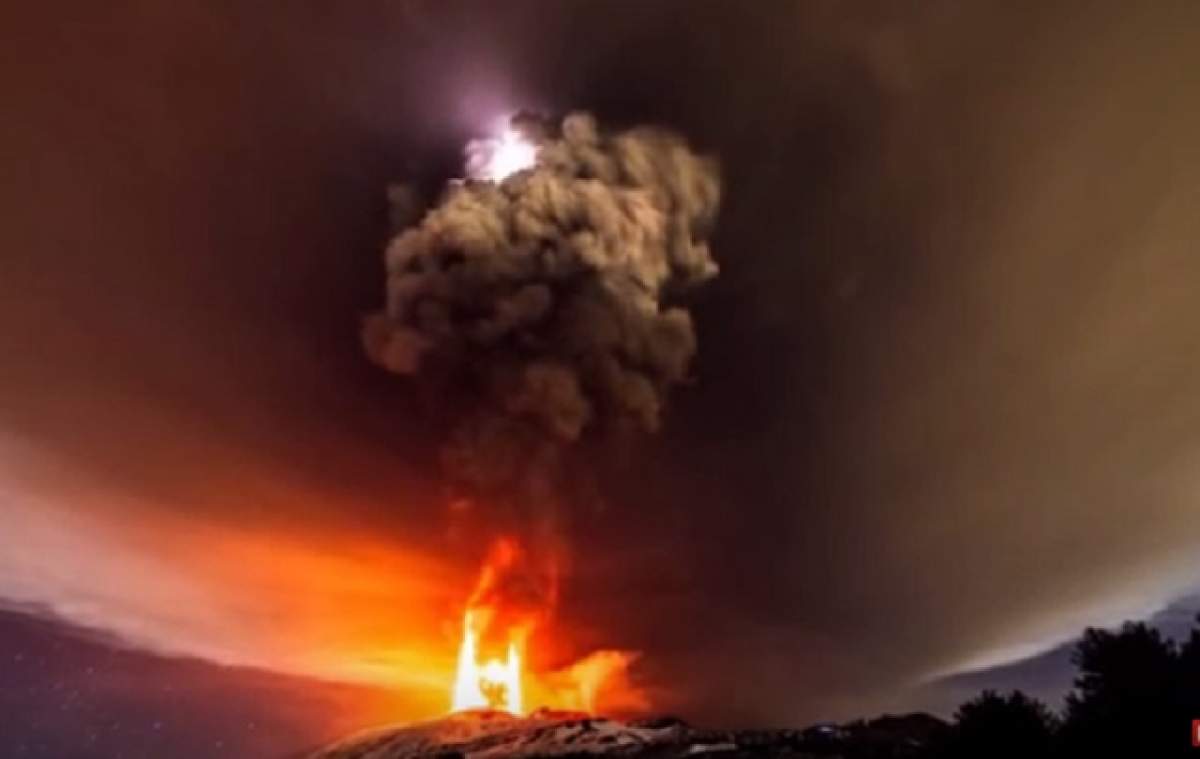 VIDEO /  Vulcanul Etna a erupt din nou! Imagini impresionante cu "Monstrul" din Italia în plină acţiune