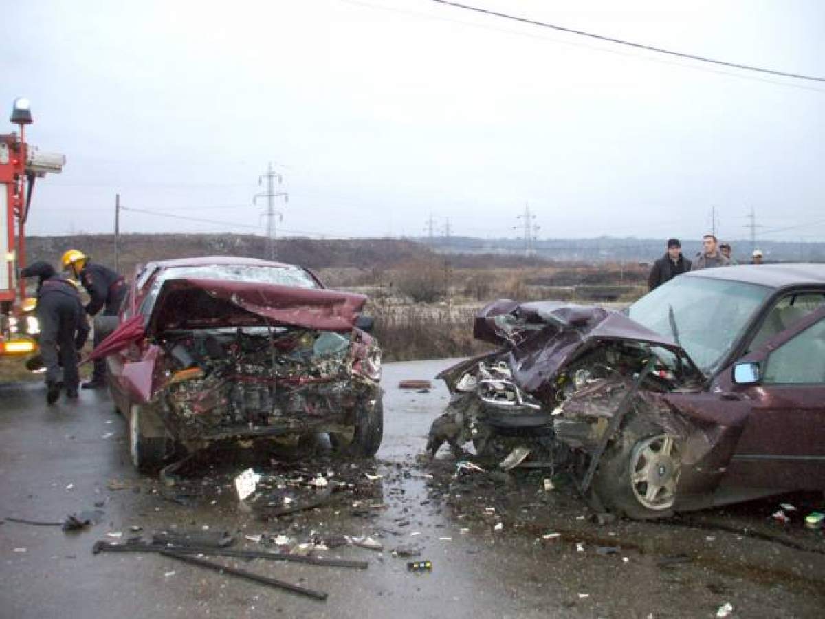 Accident MORTAL, în Arad! O persoană şi-a pierdut viaţa şi alte cinci au fost rănite, după ce două maşini s-au ciocnit