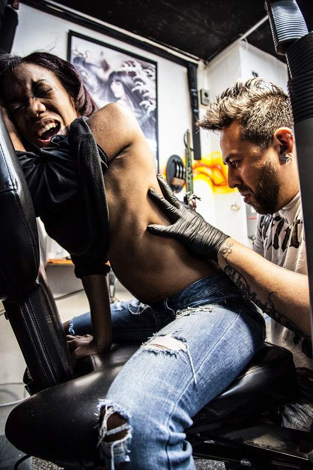 FOTO / Așa arată cu adevărat durerea. Reacțiile oamenilor atunci când își fac tatuaj