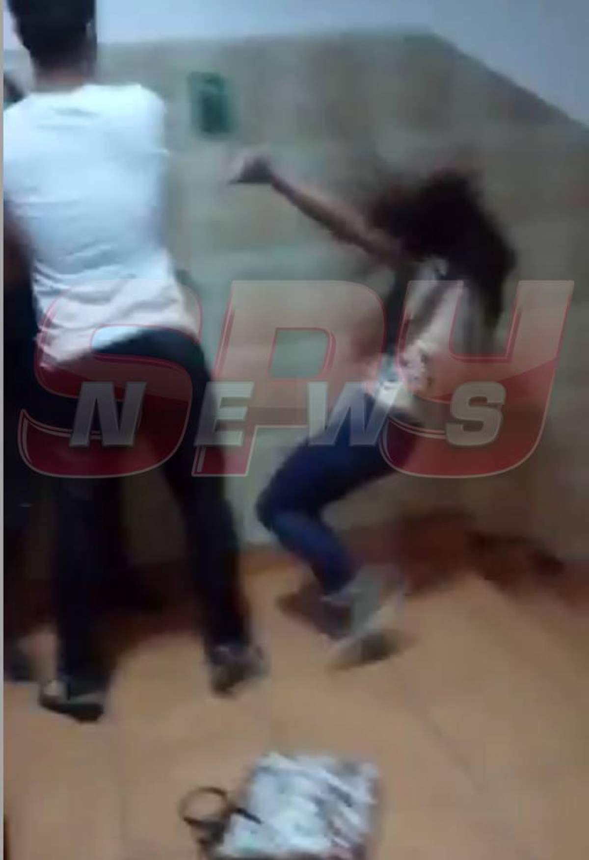 VIDEO / Imagini ŞOCANTE într-un liceu din Capitală! O elevă şi-a bătut cu bestialitate colega, sub privirile tuturor!