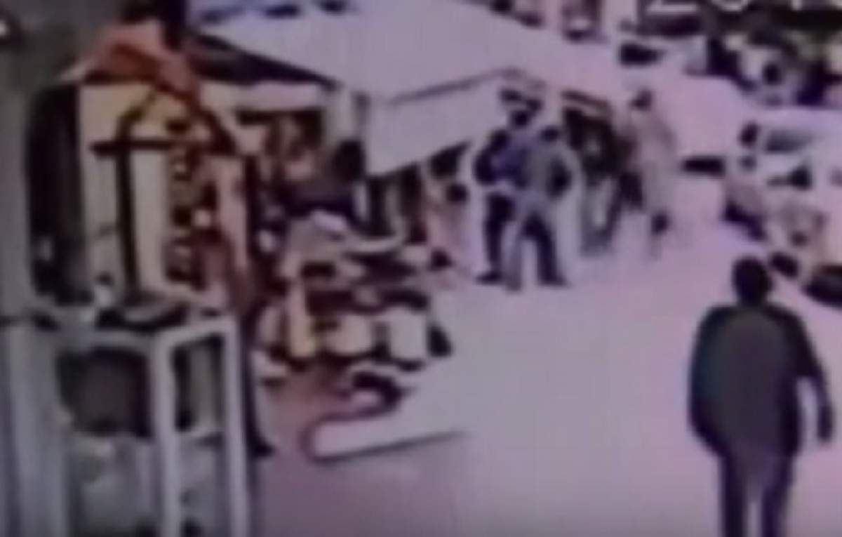 VIDEO / Auch! Un bărbat şi-a tăiat "cocoşelul" în plină stradă. Motivul este unul de-a dreptul hilar